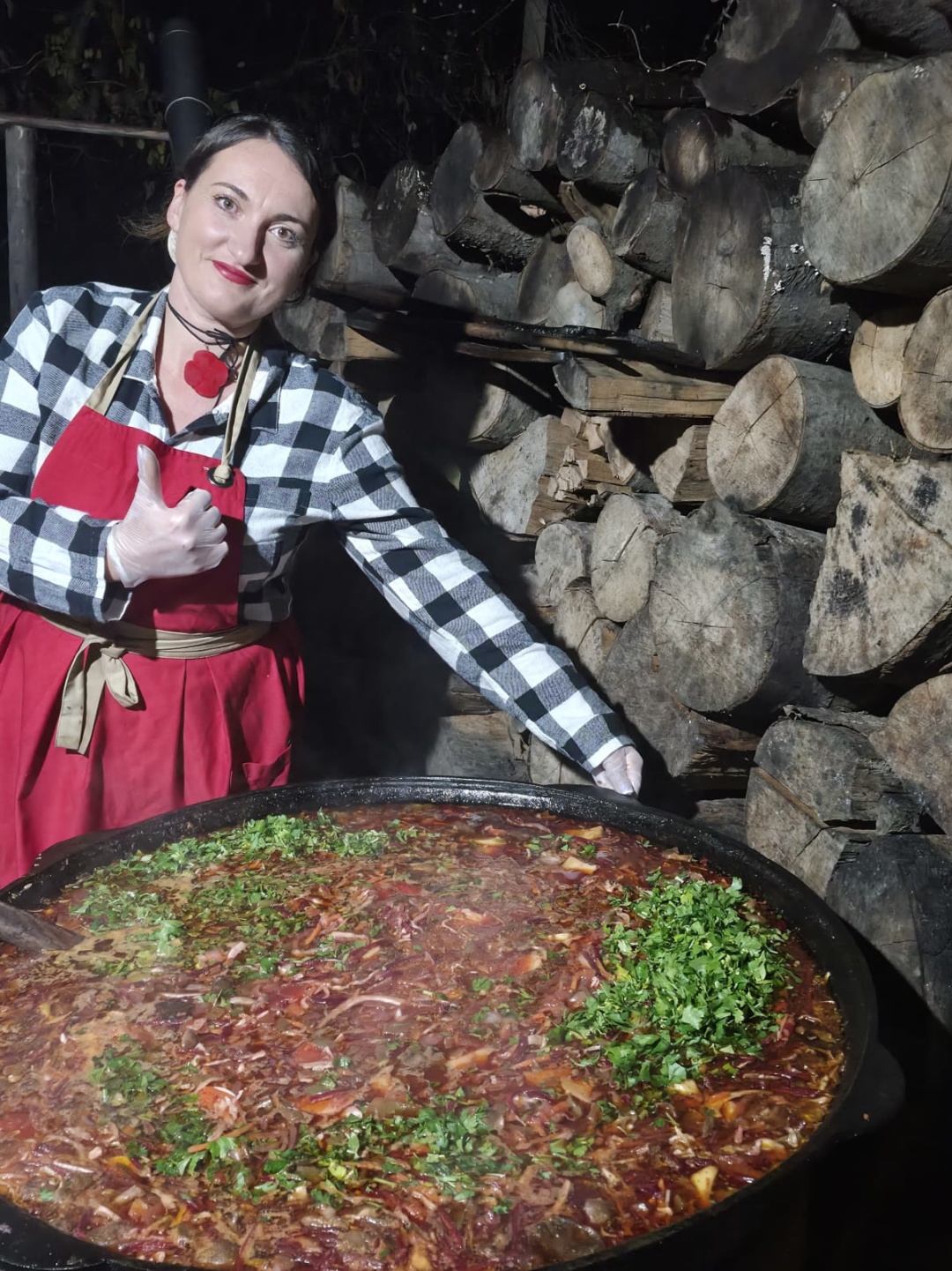 Ірина Світлик щойно зварила борщ у 200 літровому казані - далі простерилізує страву в автоклаві і розсипле по реторт-пакетах