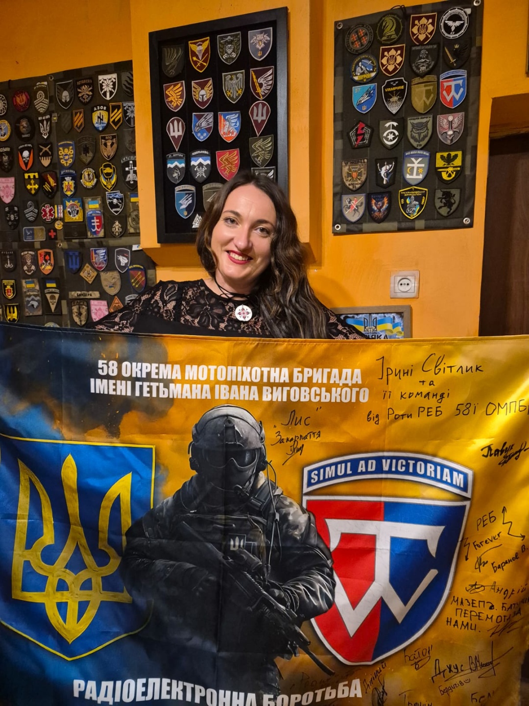 Іринина колекція шевронів від підрозділів, яким вона готувала й пеердавала їжу