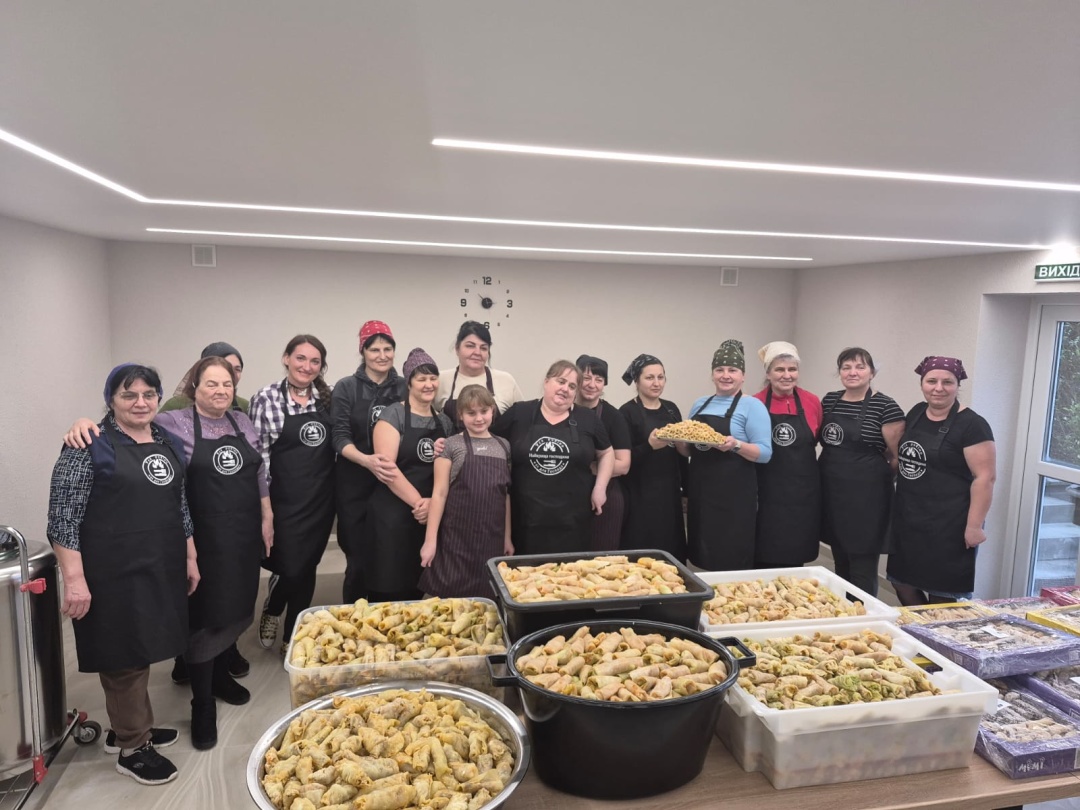 Голубці для військових крутять жінки з кількох сіл