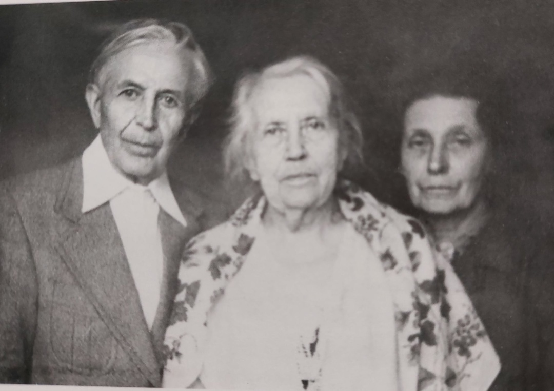 Григорій Кочур з дружиною Іриною та Надія Суровцова. Фото Лесі Падун-Лук’янової. Київ. 1981. ЦДАМЛМ України.