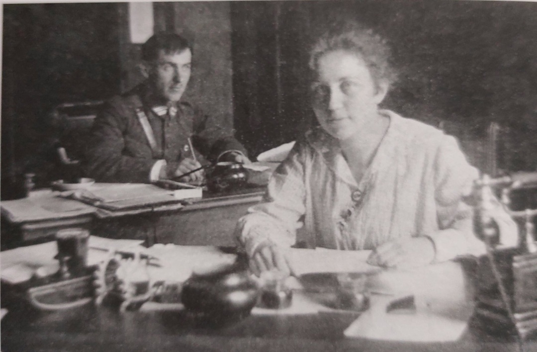 Надія Суровцова та Олександр Полюга-Шуберт. Міністерство закордонних справ Української Держави. Київ. 1918. ЦДАМЛМ України.