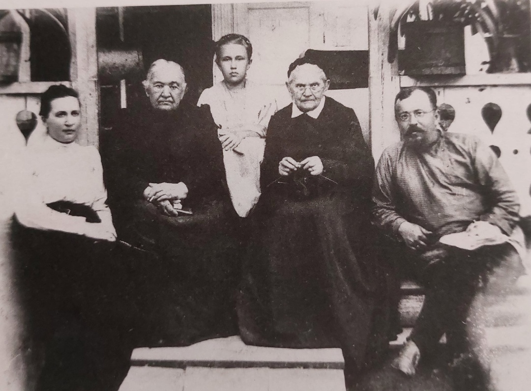 Надія з мамою Ганною Іванівною, прабабусею Катериною Григорівною Мариновською, її сестрою Євдокією Григорівною Канівецькою та батьком Віталієм Петровичем Суровцовим у садибі прабабусі. с. Гельмязів (нині Черкащина). 1902. ЦДАМЛМ України.