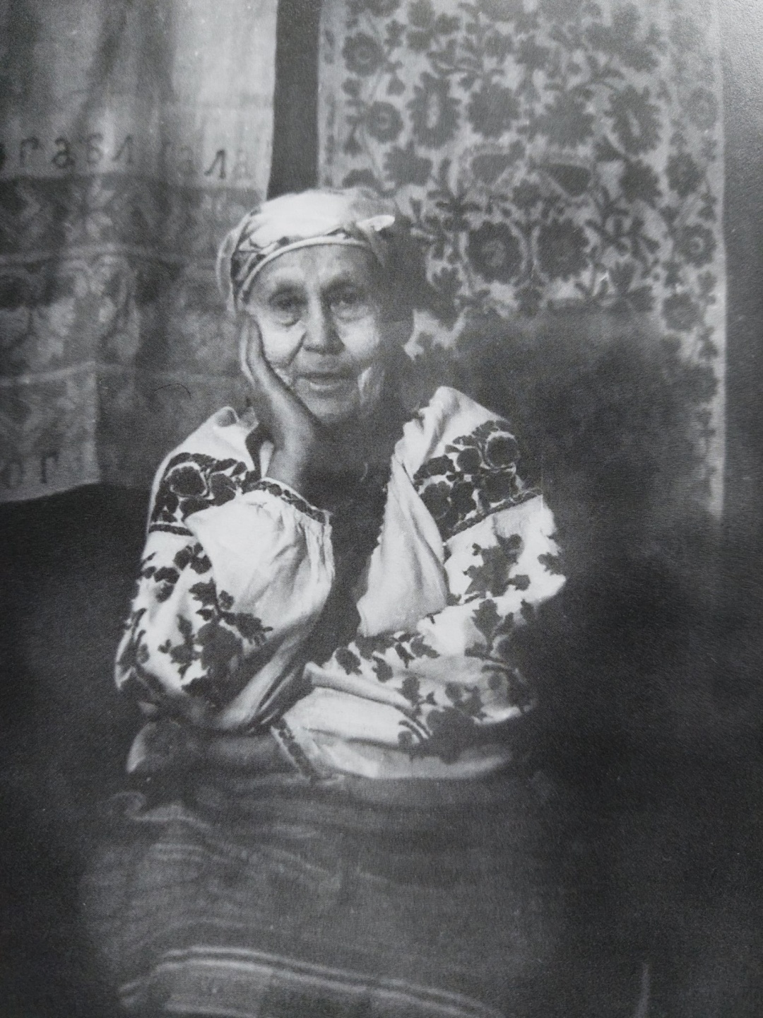 Надія Суровцова вдома. Фото Дмитра Калюжного. Умань. 1982. ЦДАМЛМ України. 