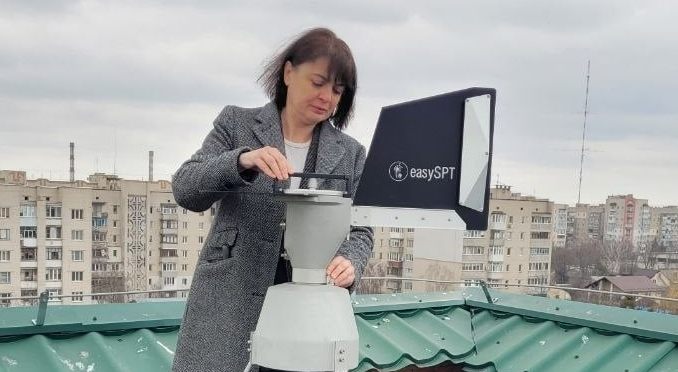 Вікторія Родінкова - на станції моніторингу алергенів у повітрі, що знаходиться на даху Вінницького національного медуніверситету.