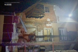 Ворожий БПЛА пошкодив житловий будинок на околиці Сум