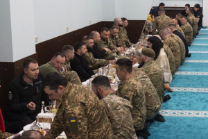 ゼレンシキー宇大統領、イフタルに出席　イスラム教徒の軍人らに勲章授与