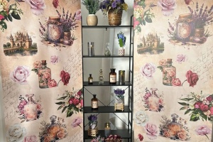 У замку «Паланок» відкрили експозицію «Парфуми Європи»