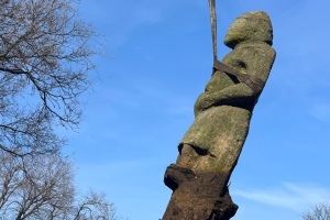 Військові евакуювали із Новомиколаївки на Запоріжжі кам’яні пам’ятки XII століття