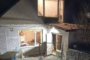 Російський дрон уночі вдарив по селу на Харківщині, троє постраждалих