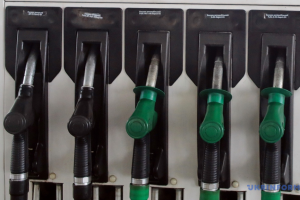 Паніка на АЗС уже додала до пального 5 гривень, але експерти кажуть - підвищення цін безпідставне