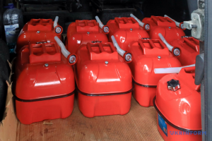 Паніка на АЗС уже додала до пального 5 гривень, але експерти кажуть - підвищення цін безпідставне