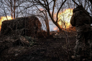 L'armée russe mène des assauts au nord et au sud de Hrychyne alors que des combats éclatent dans le village