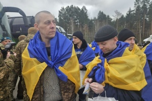 ロシアに拘束されていたウクライナ人捕虜２００人が帰還