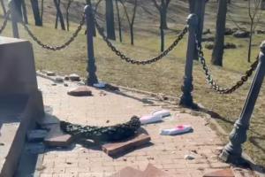 В Одесі невідомі пошкодили Олександрівську колону