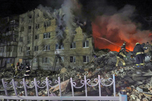 ロシア軍、ウクライナを再び大規模航空攻撃 ハルキウの集合住宅に着弾、死者７名