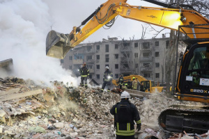 У Харкові з-під завалів зруйнованої ракетою багатоповерхівки дістали тіло дев’ятого загиблого