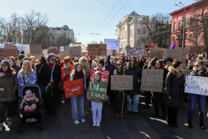 ソ連式の儀式と女性の新たな連帯の間の３月８日
