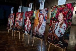 У Києві відкрили виставку, присвячену матерям та дружинам оборонців Маріуполя