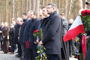 Przedstawiciele władz Ukrainy i Polski uczcili w Bykowni pamięć ofiar zbrodni katyńskiej

