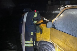 На Чернігівщині через падіння російського дрона горіли будинок та автівка