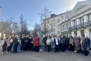 Українці Вільнюса декламували вірші Шевченка та поклали квіти до пам’ятника юному Кобзареві