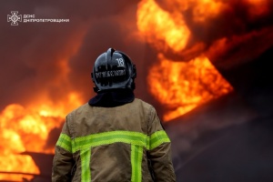 На Дніпропетровщині чотири дні гасили пожежу внаслідок російського удару