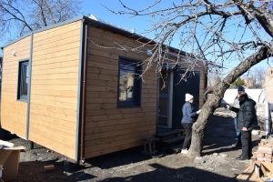 У Кропивницькому встановили третій модульний будинок для родин, які постраждали від обстрілу рік тому