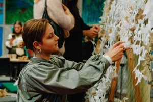 У Роттердамі волонтери сплели майже футбольне поле маскувальних сіток для України