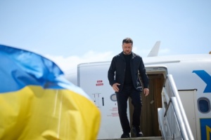 Zelensky arrives in Paris