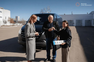 Фундація Олени Зеленської передала дев’ятимісний мінівен прийомній родині із Запоріжжя