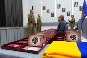 Півненко зустрівся зі звільненими з полону нацгвардійцями і вручив їм почесні відзнаки