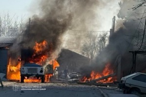 Ворог атакував Запоріжжя: горять автомобілі, є поранений