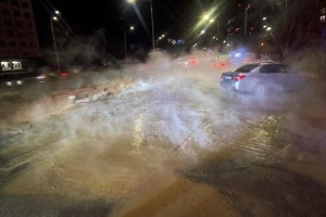 У Києві через прорив тепломережі на проспекті Голосіївському ускладнений рух транспорту