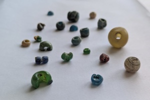 Біля Галича археологи виявили колекцію скляних намистин X-XIII століть