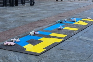 У Житомирі вшанували пам’ять загиблих внаслідок авіаудару по Маріупольському драмтеатру