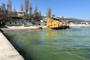 У районі двох одеських пляжів виявили в морі плями олії
