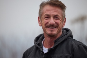 Ukrzaliznytsia presents Sean Penn with “Oscar” made from steel of railcar damaged in Russian attack