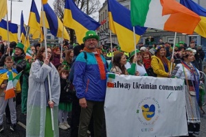 Синьо-жовті кольори на парадах в Ірландії: українці долучилися до Дня святого Патріка