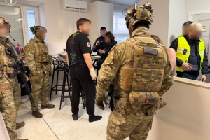 Спільна операція України та Латвії: викрили шахрайський кол-центр, що діяв під виглядом «інвестицій»