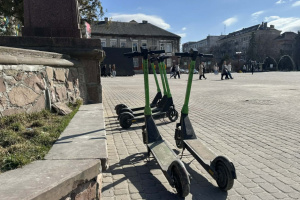 У центрі Тернополя заборонили рух електросамокатів та мопедів