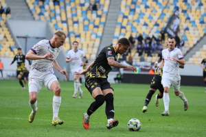 Черкаський ЛНЗ очолив футбольну Прем'єр-лігу, обігравши у Львові «Рух»