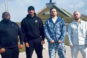 Боксер Ентоні Джошуа вперше прибув до України і відвідав меморіал у Києві