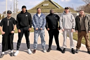 Боксер Ентоні Джошуа вперше прибув до України і відвідав меморіал у Києві