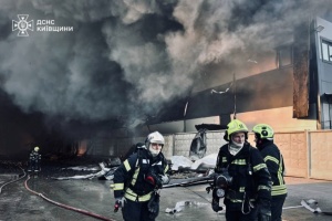 На Київщині горять склади на площі 5500 квадратних метрів