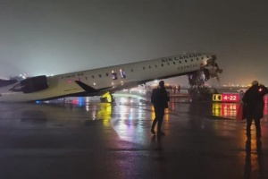 В аеропорту Нью-Йорка літак зіткнувся з пожежною машиною, загинули пілоти