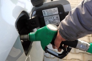 Бензин подешевшав, а дизпальне подорожчало: які ціни 27 березня на АЗС