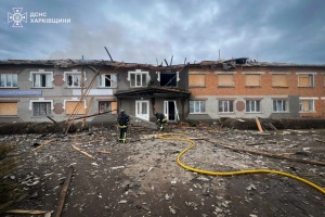 На Харківщині росіяни атакували рятувальників, які гасили пожежу внаслідок попереднього удару