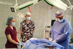 На Вінниччині медики прооперували однорічного хлопчика зі зрощеними пальцями руки