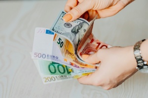 Євро дорожчає: Нацбанк оголосив курс гривні на 27 березня