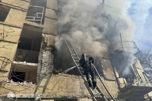 ロシア軍、ウクライナ南部ドニプロを攻撃、集合住宅が損傷、負傷者５名